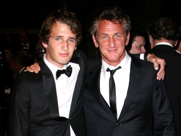 
	
	Sean Penn và con trai có rất nhiều điểm tương đồng trên gương mặt, đặc biệt là mũi và chân mày.